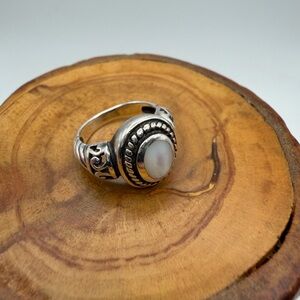 Elegant Sterling Silver and Mother of Pearl Women's Ring size 5.5